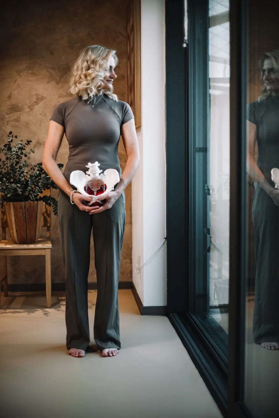 Lektorka drží anatomický model pánve
